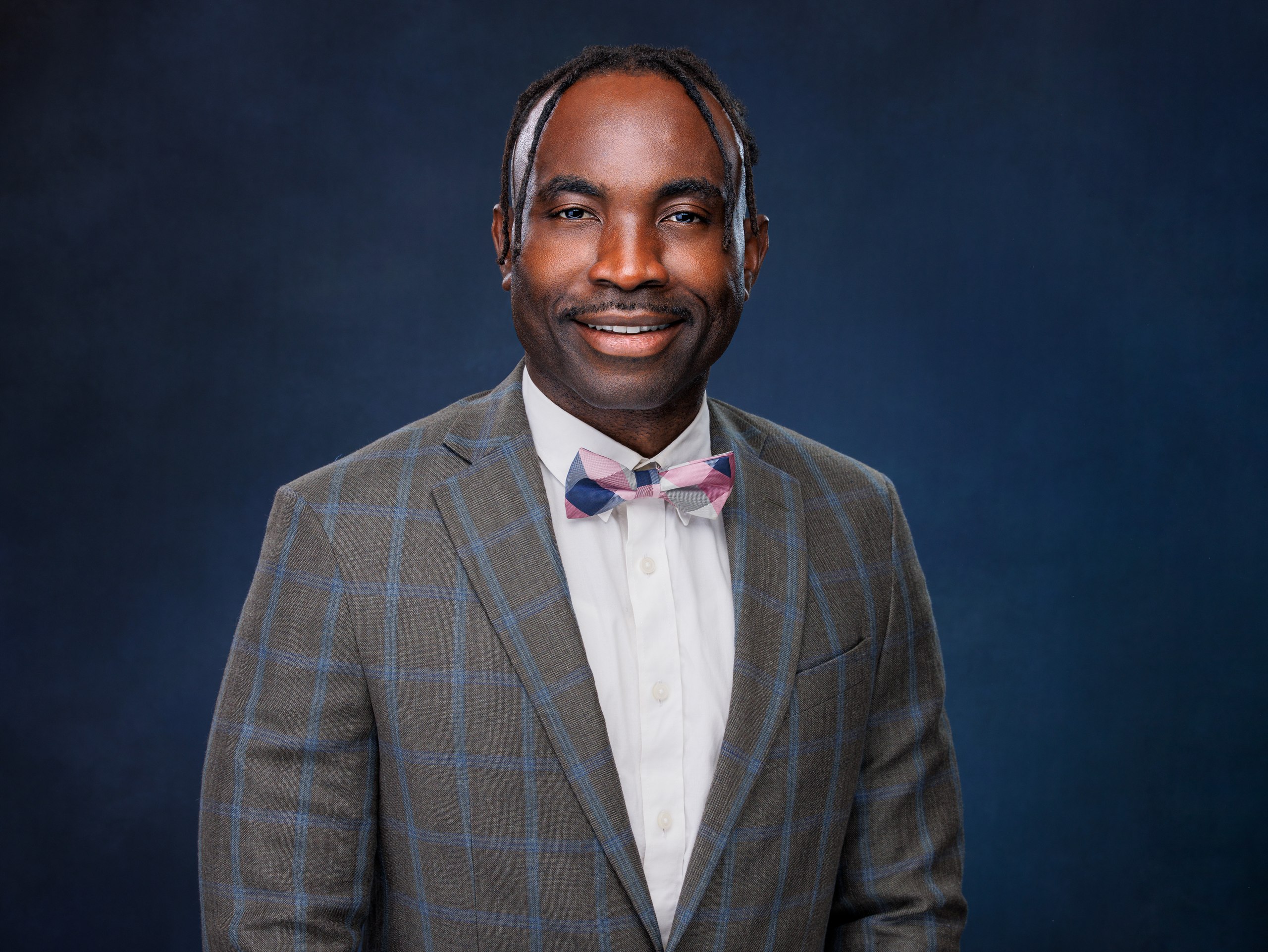 Dr. Josh McWealth Unamba, Doctor of Organizational Psychology, studio
